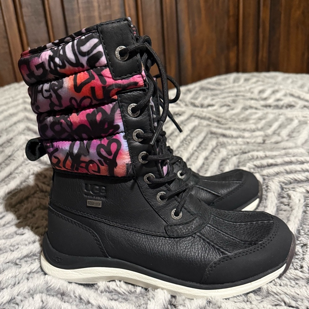 (NWOT)UGG Women's Adirondack III Graffiti Waterproof Boots - Picture 4 of 12